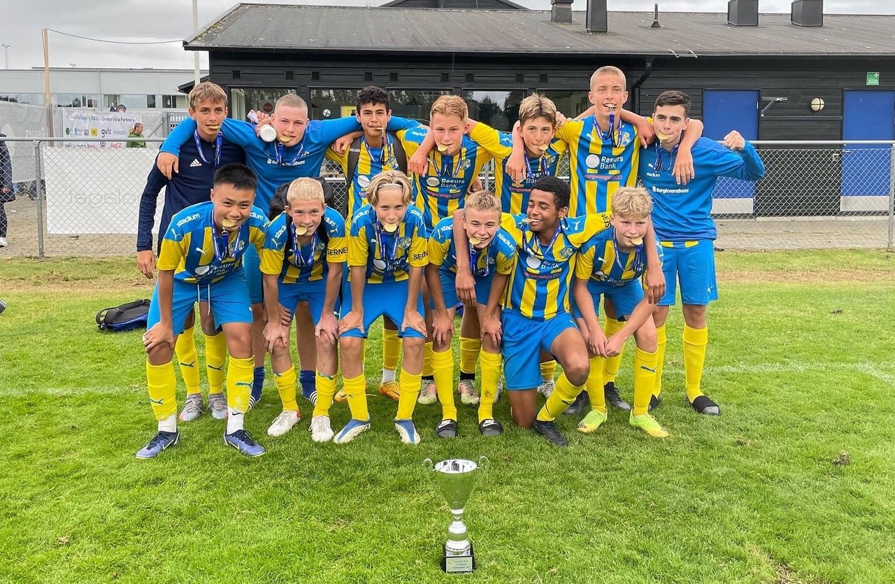 Katta qora xoroz mayda qiz